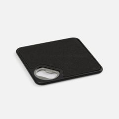 Пластиковый костер с нескользящим основанием и функцией открывашки для бутылок. Поставляется в пакетике. 