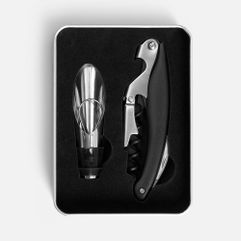 В набор входят:   нож сомелье с функциями штопора, ножа для срезания фольги и открывашки аэратор  Набор упакован в жестяную коробку с ложементом.