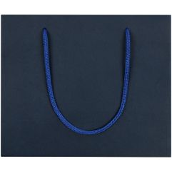Пакет из бумаги Gentleman Blue плотностью 150 г/м⊃2;. Выдерживает вес до 2 кг.