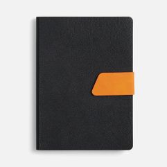 Ежедневник с гибкой обложкой, выполнен из материала La Fite, черный АА и Nubuck Touch, оранжевый, дополнен оранжевым ляссе и хлястиком на кнопке. Блок...