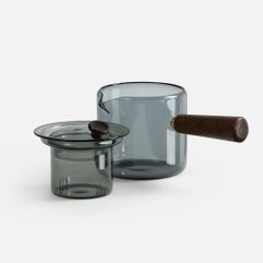 Проводник в мир спокойствия — чайник Hazy. Его мягкие линии, приглушенные цвета, комбинация стекла и дерева создают ощущение туманного утра, когда...