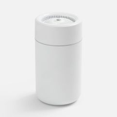 Настольный увлажнитель воздуха Suspiro насыщает влагой воздух в помещении, обеспечивая комфортную и здоровую среду в течение всего рабочего дня....