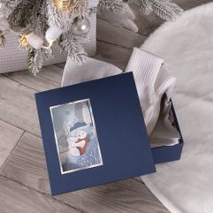 Элегантная коробка из переплетного картона The Blue Bear станет настоящим украшением зимних праздников. Ее главная изюминка — очаровательное окошко с...