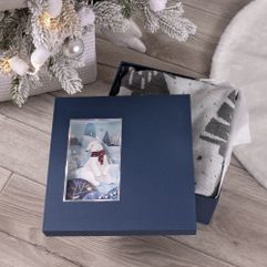 Элегантная коробка из переплетного картона The Blue Bear станет настоящим украшением зимних праздников. Ее главная изюминка — очаровательное окошко с...