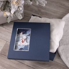 Элегантная коробка из переплетного картона The Blue Bear станет настоящим украшением зимних праздников. Ее главная изюминка — очаровательное окошко с...