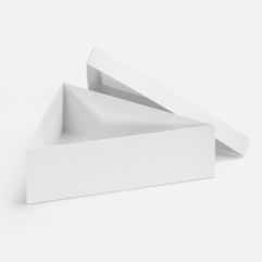 Трехгранная коробка Trigon прекрасно подходит для упаковки набора из шести елочных шаров диаметром 10 см, а также других подарков нестандартной формы....