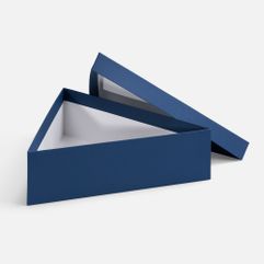 Трехгранная коробка Trigon прекрасно подходит для упаковки набора из шести елочных шаров диаметром 10 см, а также других подарков нестандартной формы....