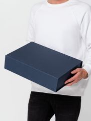 Коробка изготовлена из переплетного картона, кашированного дизайнерской бумагой Fabric Embosing Net. Крышка на магните. Конструкция коробки...