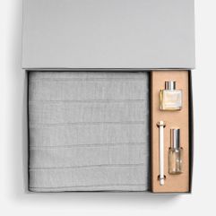 Набор Bloomsday Pro — это идеальное сочетание уюта и изысканного аромата для создания атмосферы гармонии и расслабления.  Мягкий плед с элегантным...