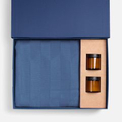 Атмосфера изысканного тепла с набором Calore Accent — личным источником гармонии и уюта. Обволакивающий плед, словно мягкий шепот комфорта, приглашает...