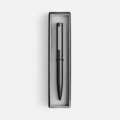 Стильная металлическая ручка Inkolor в матовом черном корпусе с цветным клипом. Футляр из дизайнерской бумаги с контрастным коробом придает подарку...
