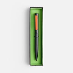 Стильная металлическая ручка Inkolor в матовом черном корпусе с цветным клипом. Футляр из дизайнерской бумаги с контрастным коробом придает подарку...