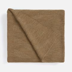 Акриловый плед в широкую полоску преобразит интерьер, сделает его теплее, комфортнее и уютнее. Рельефная фактура и насыщенные благородные оттенки: с...