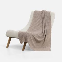 Фактурная вязка с частыми косами создает выразительную объемную текстуру, наполняя интерьер теплом и уютом. Мягкий акрил приятен к телу и практичен в...