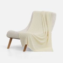 Фактурная вязка с частыми косами создает выразительную объемную текстуру, наполняя интерьер теплом и уютом. Мягкий акрил приятен к телу и практичен в...