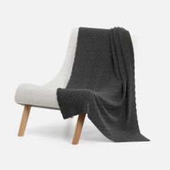 Фактурная вязка с частыми косами создает выразительную объемную текстуру, наполняя интерьер теплом и уютом. Мягкий акрил приятен к телу и практичен в...