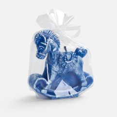 Очаровательная свеча в виде милой игрушечной лошадки с легкостью перенесет в мир светлого волшебства и беззаботного детства. Она выполнена в наивном...