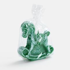 Очаровательная свеча в виде милой игрушечной лошадки с легкостью перенесет в мир светлого волшебства и беззаботного детства. Она выполнена в наивном...