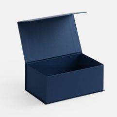 Коробка выполнена из переплетного картона, кашированного дизайнерской бумагой Malmero «Благородный синий». Крышка на магните. Конструкция коробки...