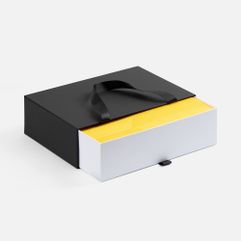 Коробка-кейс с выдвижным внутренним отделением. Внешний короб каширован дизайнерской бумаги и оснащен прочными ручками из репсовой ленты. Внутренний...