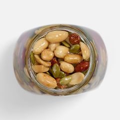 Медовый десерт с богатым составом: жареные орехи, яркие цукаты и полезные семена. Эффектный внешний вид делает продукт идеальным для подарка. Состав:...