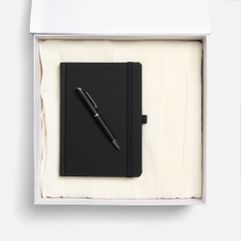 Однотонный набор с основной канцелярией и пледом — классика жанра в уютном исполнении. С компактным ежедневинком будет удобно делать заметки в любое...