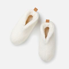 Высокие закрытые тапочки Santos подарят максимальный уровень комфорта и тепла. Мягкие, приятные на ощупь, стильные — после рабочего дня или долгой...