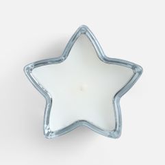 Изящная свеча в объемном подсвечнике напомнит о том, что каждому на пути светит своя звезда. Это можно по-особенному ощутить в праздники — и загадать...