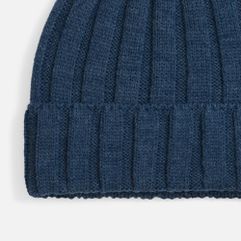 Шапка Metelitsa — универсальный аксессуар из мягкой акриловой пряжи. Плотная вязка создает выразительный объем, подчеркивая лаконичность силуэта....