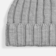 Шапка Metelitsa — универсальный аксессуар из мягкой акриловой пряжи. Плотная вязка создает выразительный объем, подчеркивая лаконичность силуэта....