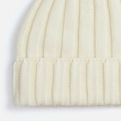 Шапка Metelitsa — универсальный аксессуар из мягкой акриловой пряжи. Плотная вязка создает выразительный объем, подчеркивая лаконичность силуэта....