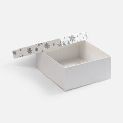 Коробка выполнена из переплетного картона толщиной 1,5 мм, кашированного бумагой TPG с тиснением серебристой фольгой.