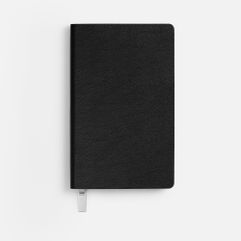 Ежедневник с гибкой обложкой, выполнен из материала Petrus, черный АА, дополнен серым ляссе с металлическим шильдиком. Блок 951, без календарной сетки...