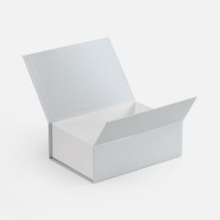 Коробка выполнена из переплетного картона, кашированной гладкой дизайнерской бумагой Мalmero двух цветов.