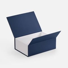 Коробка выполнена из переплетного картона, кашированной гладкой дизайнерской бумагой Мalmero двух цветов.