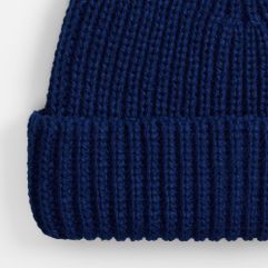 С задорной шапкой объемной вязки никакой холод не испортит настроения. Однослойная шапка из высокообъемной пряжи с помпоном. Поставляется в пакете с...