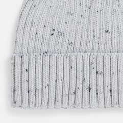 Шапка-бини с отворотом выполнена крупной резинкой из мягкой акриловой пряжи, которая создает дополнительный объем и хорошо сохраняет тепло. Благодаря...