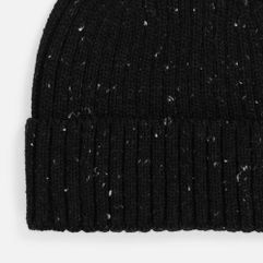 Шапка-бини с отворотом выполнена крупной резинкой из мягкой акриловой пряжи, которая создает дополнительный объем и хорошо сохраняет тепло. Благодаря...