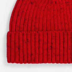 Шапка-бини с отворотом выполнена крупной резинкой из мягкой акриловой пряжи, которая создает дополнительный объем и хорошо сохраняет тепло. Благодаря...