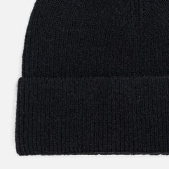 Легкая и практичная шапка с широким отворотом выполнена из мягкой акриловой пряжи, которая хорошо сохраняет тепло и обеспечивает комфортную посадку. ...