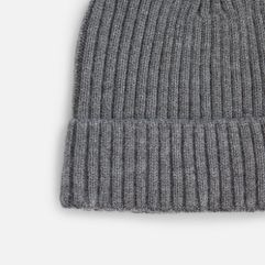 Стильная шапка Laconi с отворотом — всегда актуальный вариант для создания теплого повседневного образа. Особенно мягкая и слегка пушистая акриловая...