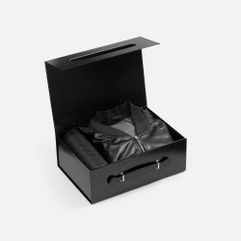 Коробка-кейс из переплетного картона Holdfold — элегантное решение для хранения и подарков.  Прочная конструкция из картона толщиной 2 мм обеспечивает...