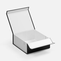 Плотная коробка из переплетного картона толщиной 2 мм с практичной конструкцией на двух створках. Складная система с уже нанесенным двусторонним...