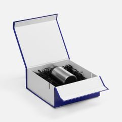 Плотная коробка из переплетного картона толщиной 2 мм с практичной конструкцией на двух створках. Складная система с уже нанесенным двусторонним...