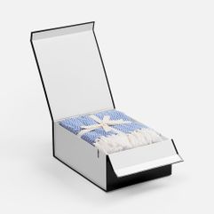 Плотная коробка из переплетного картона толщиной 2 мм с практичной конструкцией на двух створках. Складная система с уже нанесенным двусторонним...