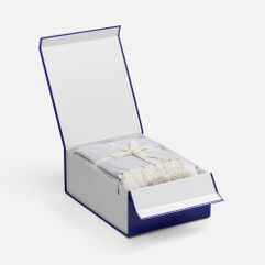 Плотная коробка из переплетного картона толщиной 2 мм с практичной конструкцией на двух створках. Складная система с уже нанесенным двусторонним...