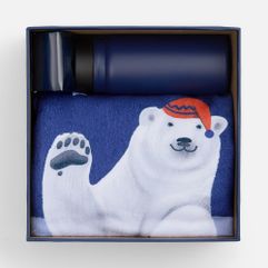 Подарочный набор, который так и шепчет: «сказка близко». Уютнейший плед с красочным изображением белых мишек, надежный стильный термостакан и...