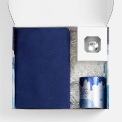 Набор «Праздничный полюс» приглашает окунуться в мир настоящей зимней эстетики и волшебной безмятежности! Это новогодний ансамбль в едином нарядном...