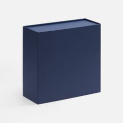 Подарочная коробка Quadra Fold изготовлена из переплетного картона, кашированного дизайнерской бумагой Malmero. Самосборная конструкция с клеевыми...