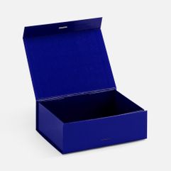 Коробка из переплетного картона с лайнером, ламинированым полуглянцевой текстурной пленкой устойчив к царапинам. Крышка на двух магнитах дополнительно...